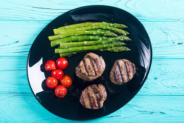 Grilled filet mignon with asparagus and tomatoes