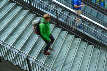 Fussg&auml;nger steigt eine Treppe hinunter, Bahnhof in Luzern, Schweiz