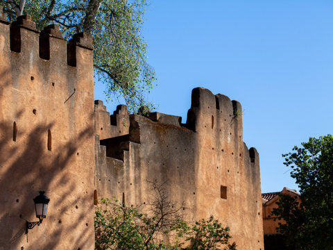 Muros de la fortaleza de Chauen en la plaza de Uta el Hammam