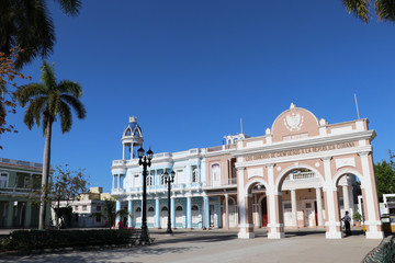Obraz premium Jose Marti Park in Cienfuegos with famous triumphal arch, Cuba