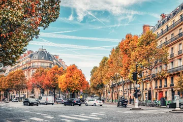 Foto auf Acrylglas Paris Straßen von Paris, Frankreich. Blauer Himmel, Gebäude und Verkehr.