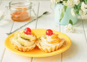 tarts with fruit and vanilla cream with cherry and kiwi