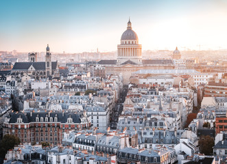 Paris, France - paysage urbain aérien de la Seine aux couleurs de l& 39 automne. Bâtiment du Panthéon en arrière-plan. Ciel brumeux avec la lumière du soleil.