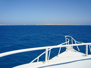 Obraz premium Blue sea. Photos from the stern of the yacht.