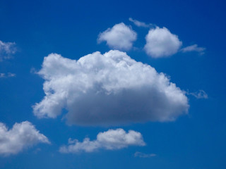 Nubes surcando un cielo de color azul intenso