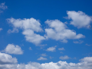 Nubes surcando un cielo de color azul intenso