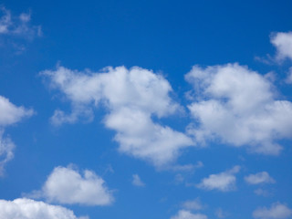 Naklejka na ściany i meble Nubes surcando un cielo de color azul intenso