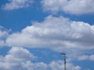 Nubes surcando un cielo de color azul intenso