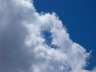 Nubes surcando un cielo de color azul intenso