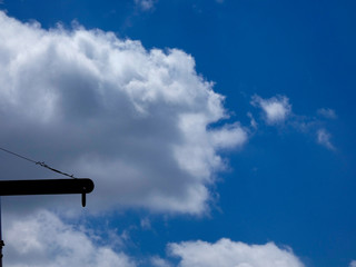 Nubes surcando un cielo de color azul intenso