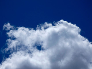 Fototapeta premium Nubes surcando un cielo de color azul intenso