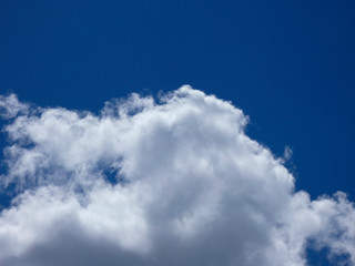 Nubes surcando un cielo de color azul intenso