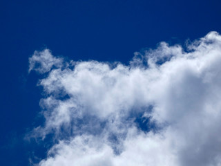 Fototapeta na wymiar Nubes surcando un cielo de color azul intenso