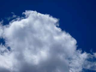 Nubes surcando un cielo de color azul intenso