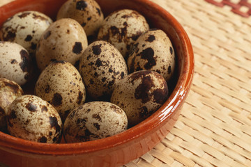 Obraz premium Fresh quail eggs ready for cooking