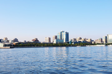 Obraz premium The waterfront of the Caspian sea with skyscrapers in the center of Baku 