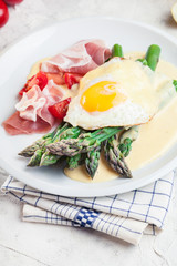 Green asparagus with ham, egg and hollandaise sauce