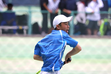 フォアハンドを打つテニスプレイヤー