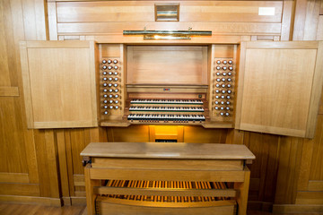 Organ, keyboard instrument of more pipe divisions 