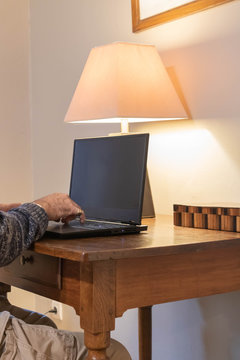 Ecran d'ordinateur portable noir, espace négatif pour texte ou insertion.