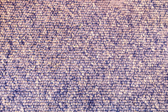 Plan rapproch&eacute; d'une moquette de sol mouchet&eacute;e bleu et blanc &agrave; bouclettes