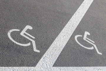 Marquage routier, signalisation routière stationnement réservé pour les personnes à mobilité...