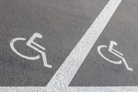 Marquage routier, signalisation routi&egrave;re stationnement r&eacute;serv&eacute; pour les personnes &agrave; mobilit&eacute; r&eacute;duite PMR