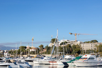 Fototapeta na wymiar Construction et réhabilitation immobilière au Cap d'Antibes et centre ville Juan les Pins, vue depuis le port