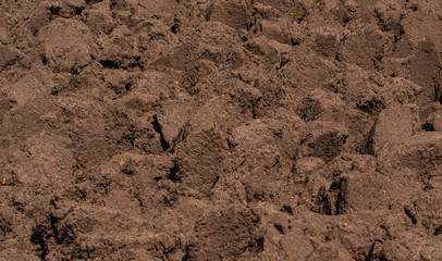 umgegrabene Erde in braun als Hintergrund