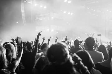 Obraz premium people at a concert with their hands in the air dancing and singing 