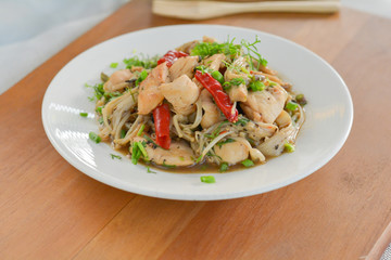 stir-fries mushroom and chicken