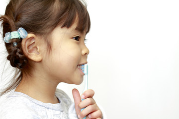 歯磨きをする幼児(4歳児)