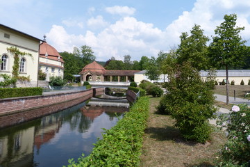 Fototapeta na wymiar Kurpark in Bad Brückenau mit Kanal, Brücke und Kurhäusern