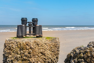 Altes Fernglas auf Bohle am Strand © Tanja Wilbertz