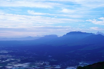 雲に覆われた早朝の阿蘇地方の風景
