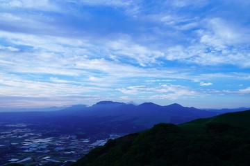 Fototapeta premium 雲に覆われた早朝の阿蘇地方の風景