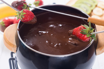 Chocolate fondue whith fruit and berries