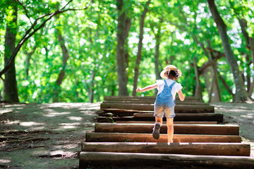 森の階段を上る子供