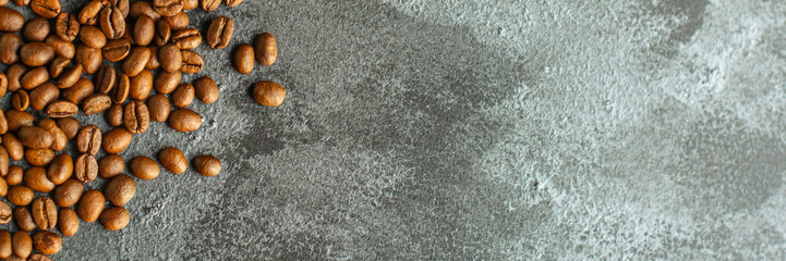 Obraz premium coffee beans (good and bad grain) - arabica and robusta blend (roasted coffee grain). Black background. Top view . Copy space.
