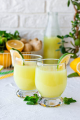 Obraz na płótnie Canvas Ginger Mint Lemonade with Lime