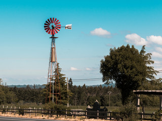 molino de viento rojo para agua de granja antiguo