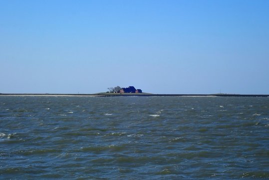 Warft auf der Hallig Hooge bei der Anreise von der Nordsee aus gesehen