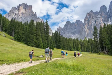 Fotobehang Dolomieten Mensen wandelen in de Dolomieten Alpen