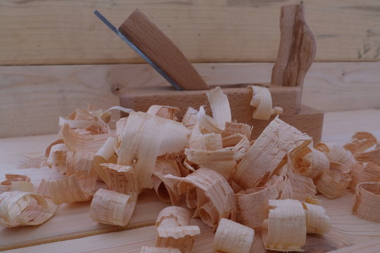Holzsp&auml;hne mit Handhobel in einer Holzwerkstatt