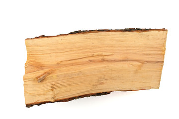 Ein Holzscheit über weißem Hintergrund, freigestellt