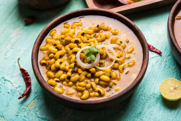 Black Eyed Kidney Beans Curry served in a bowl with Naan and rice