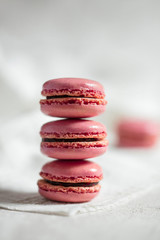Pyramide de macarons framboise