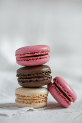 Pyramide de macarons colorés 