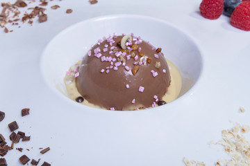 Semi-sphere Belgian chocolate with vanilla mouse