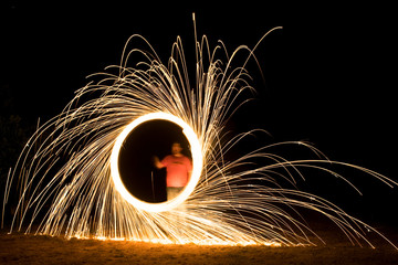 pintura con luz con fuego de lana de acero